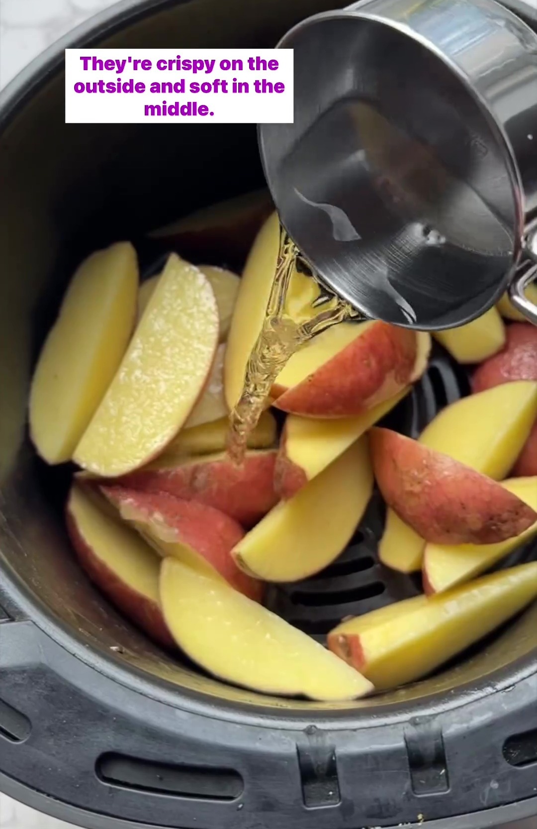 Elle ajoute de l'eau aux pommes de terre dans l'Air Fryer - avec une astuce allant à l'encontre de ce que tout le monde sait de ses appareils