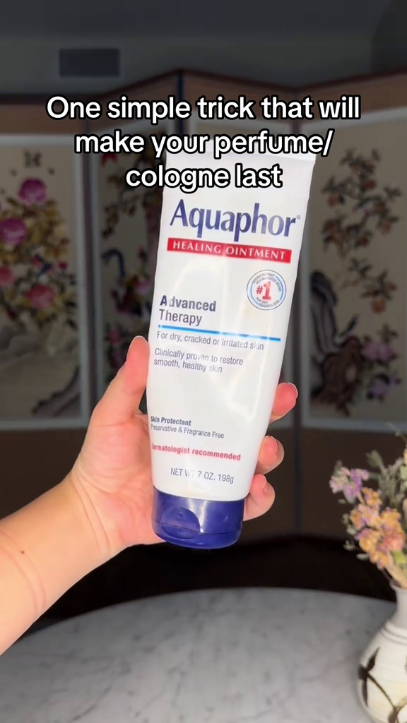L'expert en peau dit d'appliquer de la vaseline ou de l'Aquaphor avant de vaporiser