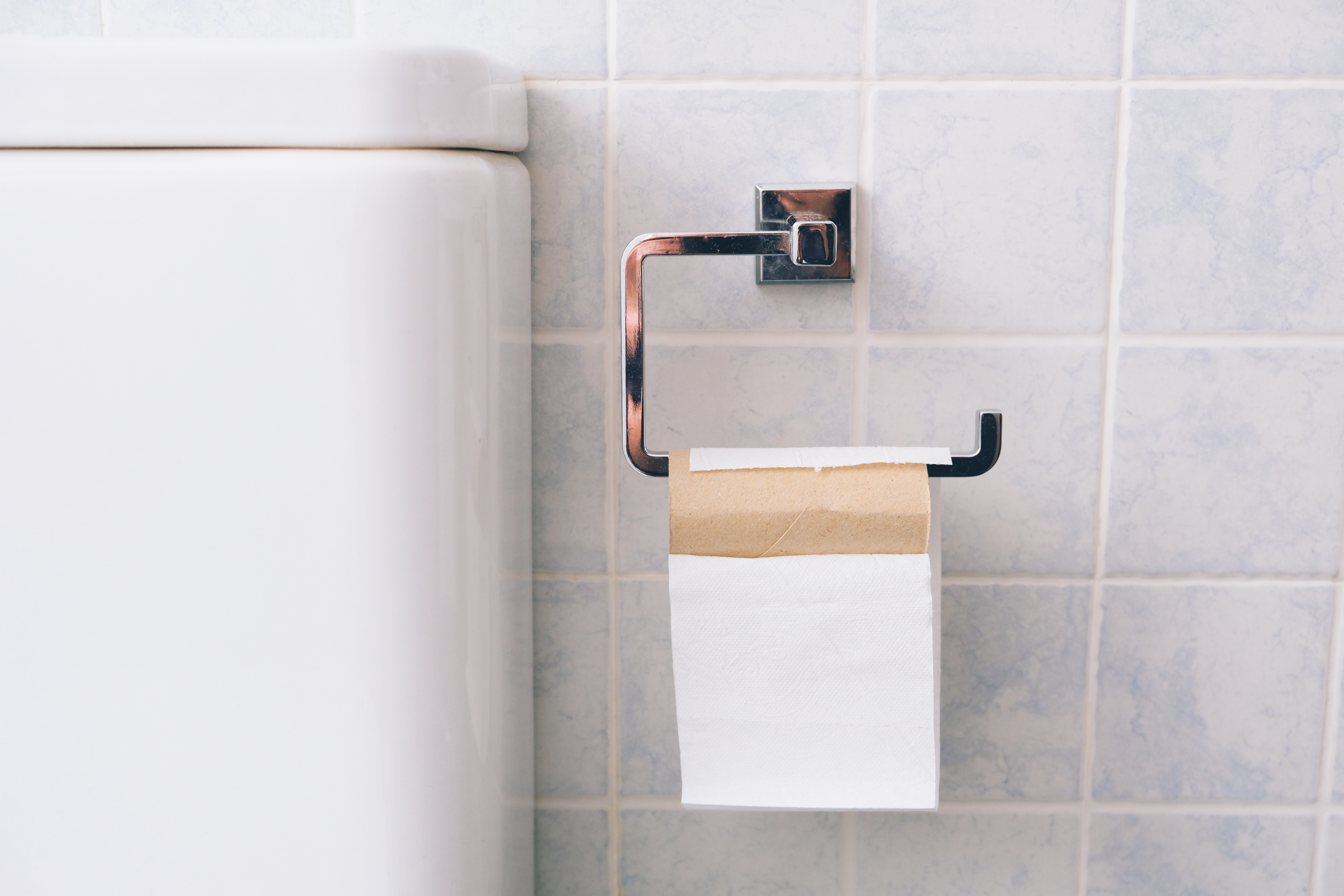 Certains pensent qu'il devrait plutôt être le plus proche du mur