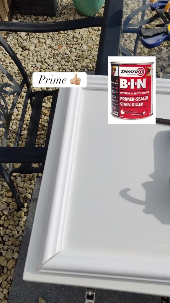 Après avoir poncé les portes, elle a ajouté des moulures décoratives puis a utilisé un apprêt.