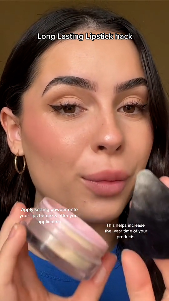 Elle a dit que ses conseils fonctionnaient sur des lèvres mates ou brillantes, en utilisant de la poudre fixatrice et une houppette pour obtenir le look.