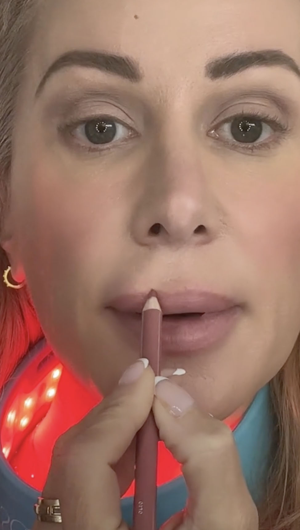 Kat a dit qu'elle créait un cœur avec un crayon au milieu de la lèvre supérieure.