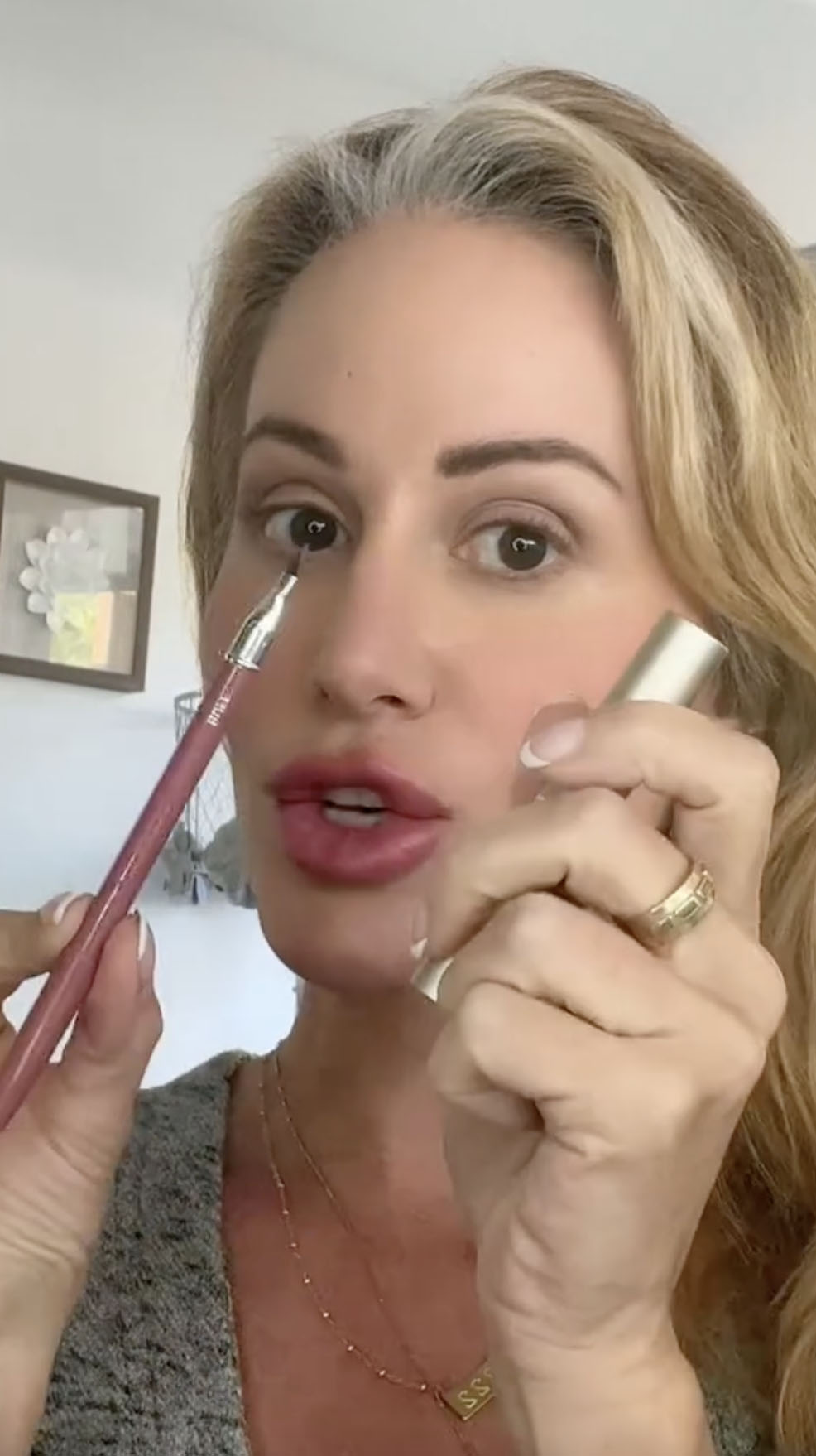 Elle utilise deux produits pour créer ses « lèvres de poupée »