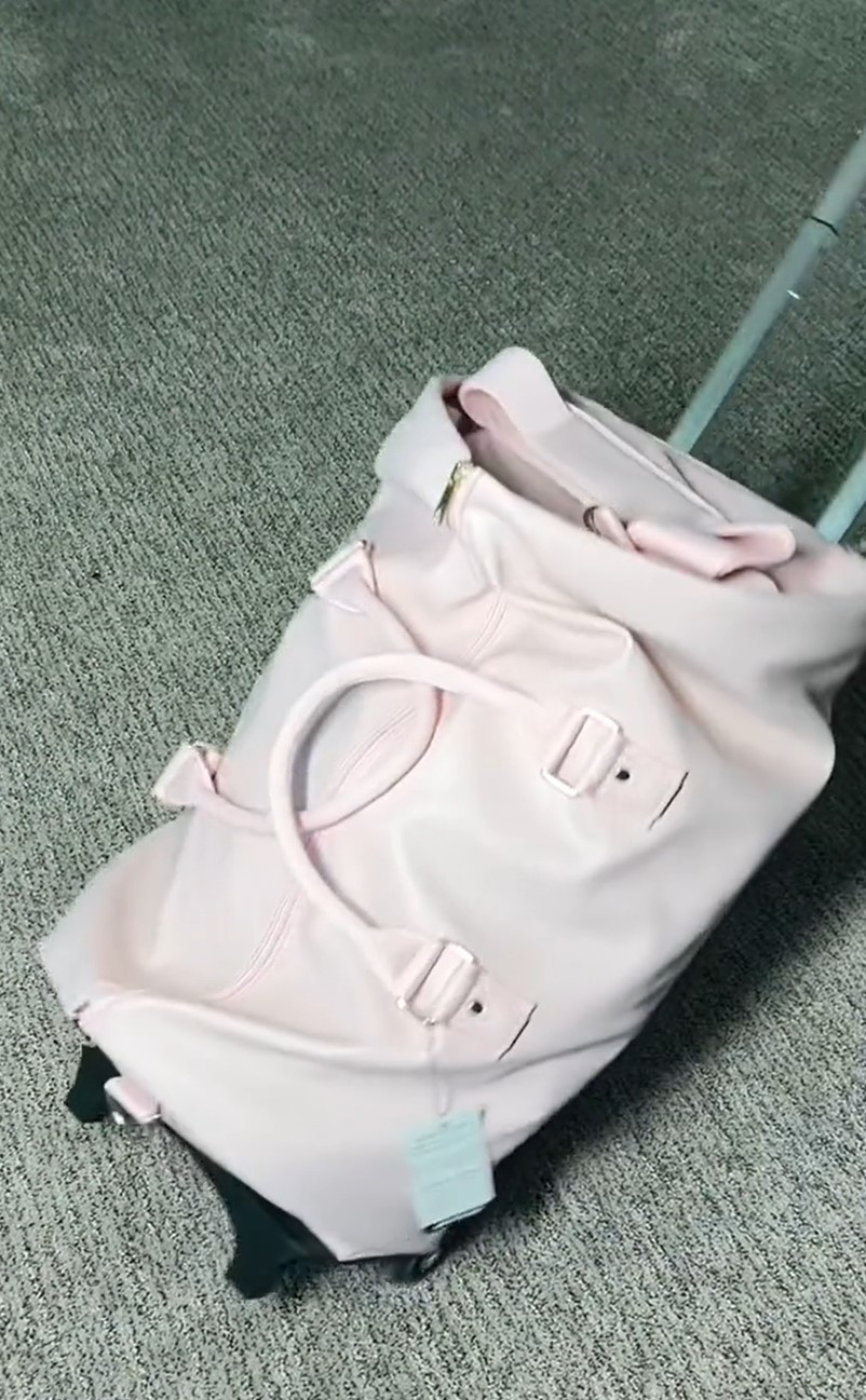 Vivian a pu ranger cinq tenues dans les bagages