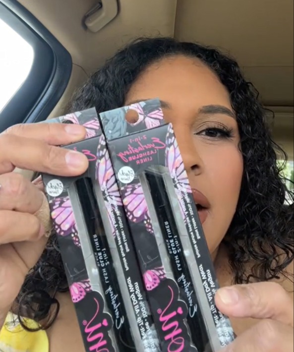 L'un de ses produits préférés est une colle à cils et un liner deux-en-un.