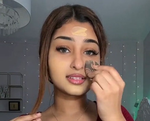 Elle était obsédée par l'apparence de ses yeux après avoir utilisé de la poudre.