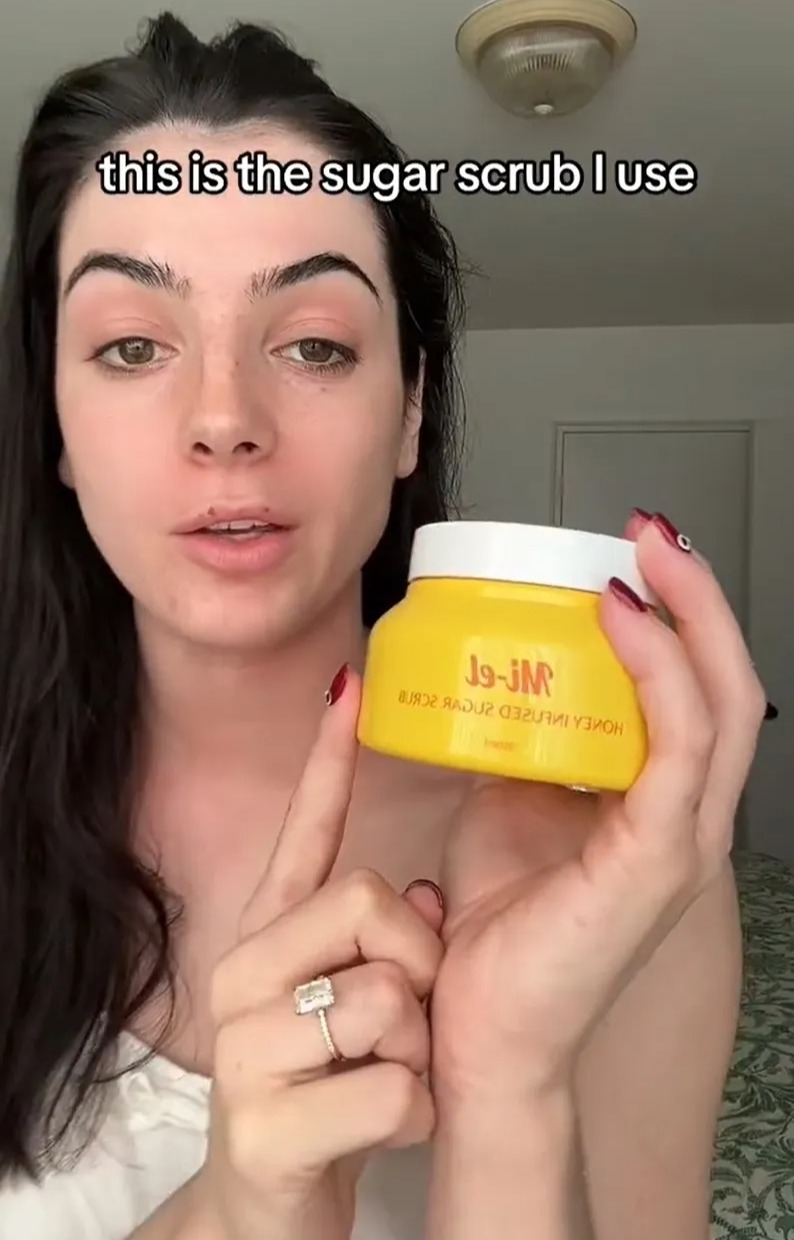Laura utilise un gommage au sucre infusé au miel Mi-El