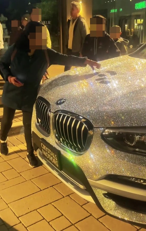 Inutile de dire que la BMW chic a certainement poussé de nombreux étrangers à s'arrêter dans la rue.