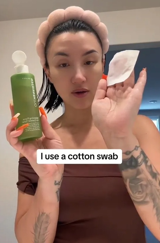 Gigi a déclaré que sa peau était moins grasse depuis qu'elle avait commencé à utiliser régulièrement un tonique.