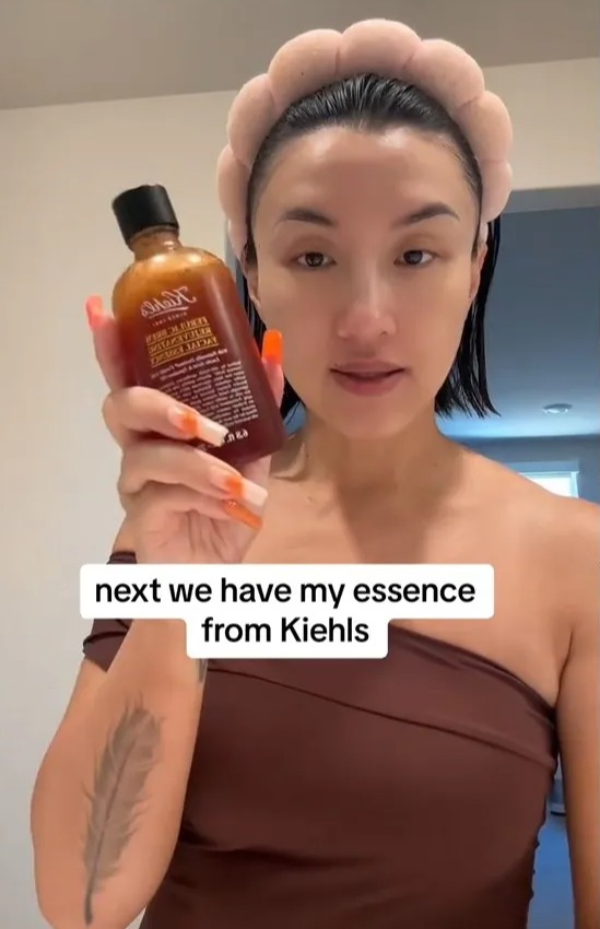 Gigi a déclaré que l'essence rajeunissante du breuvage férulique de Kiehl rend sa peau plus douce
