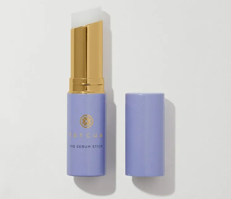 Ce baume multi-usage est parfait pour une utilisation sur le contour des yeux.