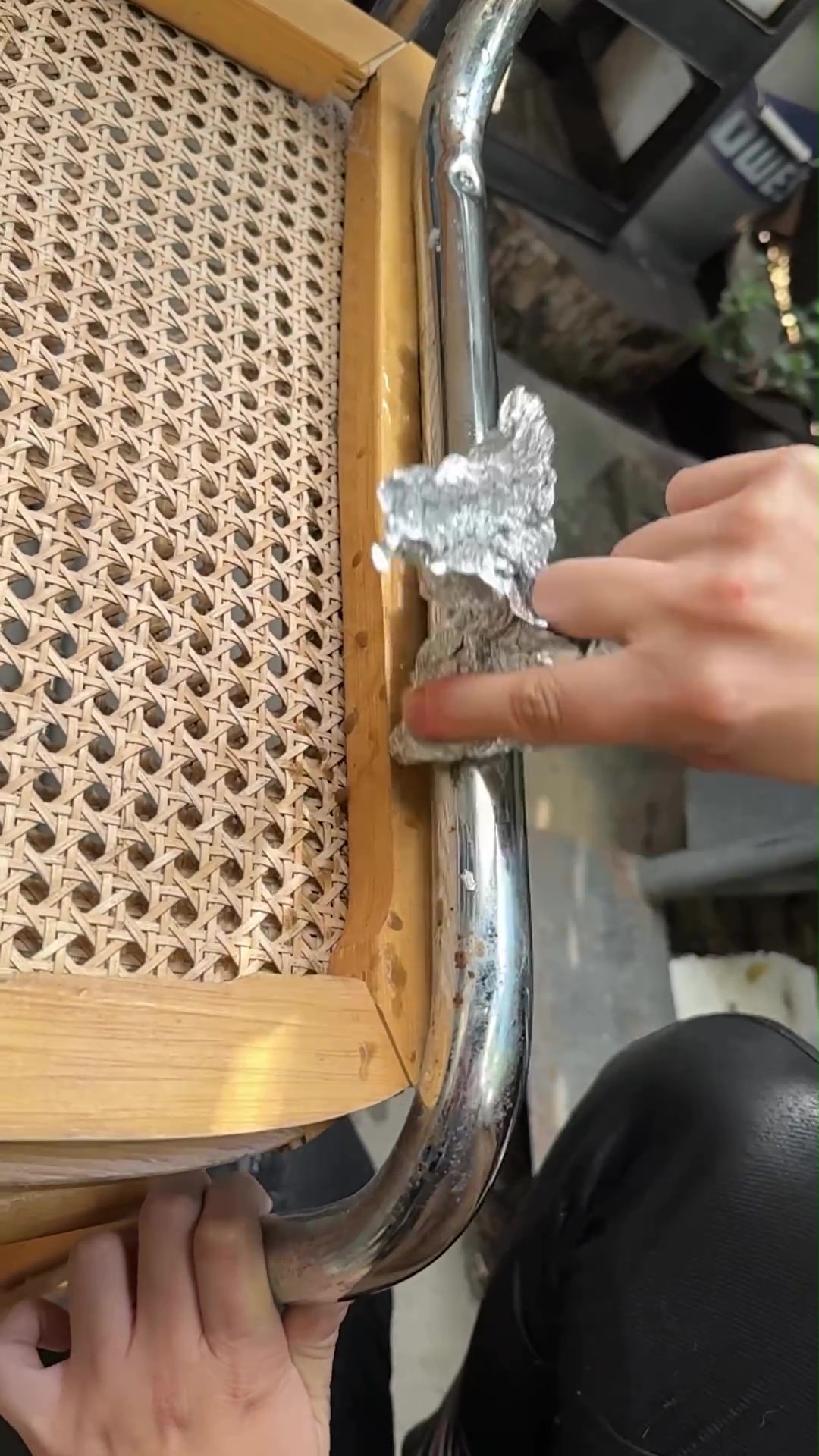 Elle utilise simplement un morceau de papier d'aluminium froissé et un peu d'eau.