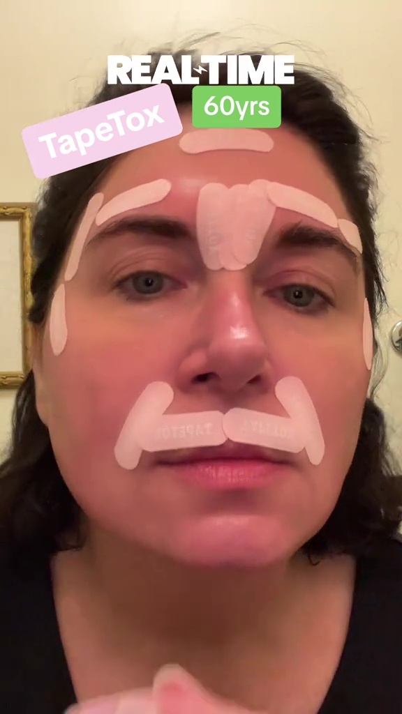 Elle a également appliqué l'essentiel du soin sur les rides de son sourire, ainsi qu'au-dessus de sa lèvre supérieure pour un teint plus jeune.