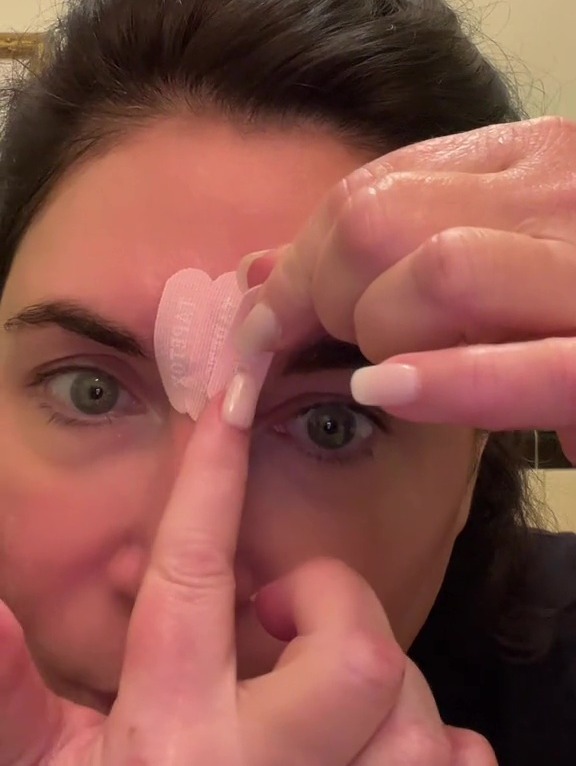 Karen a montré comment elle a appliqué le ruban adhésif sur différentes zones, y compris les soi-disant 11 entre ses sourcils.