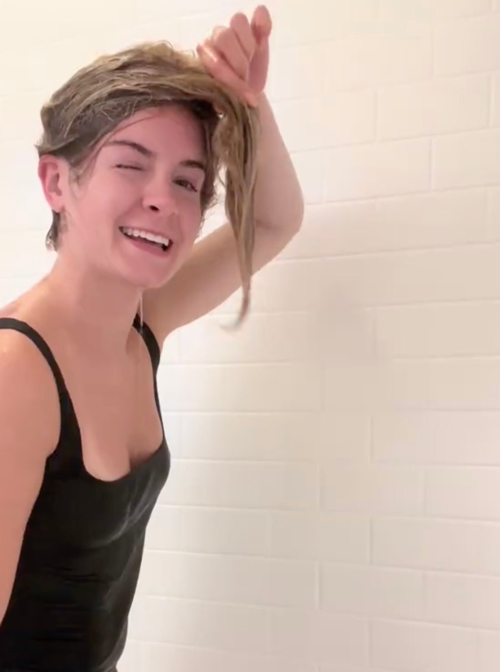 En tant que trichologue, Taylor partage souvent ses conseils sur la façon de garder des cheveux sains et durables.