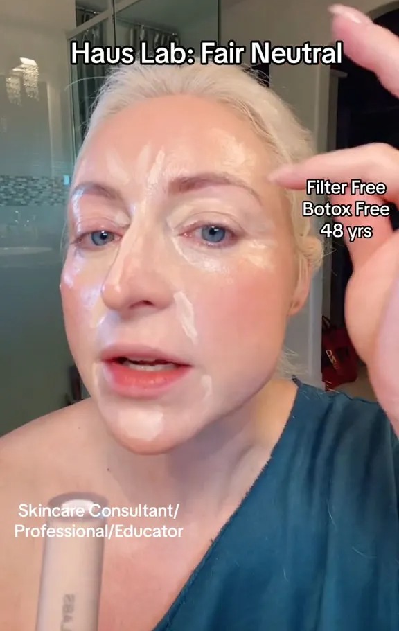 Natasha a utilisé deux couleurs différentes du correcteur hydratant et dégonflant Haus Labs de Lady Gaga.