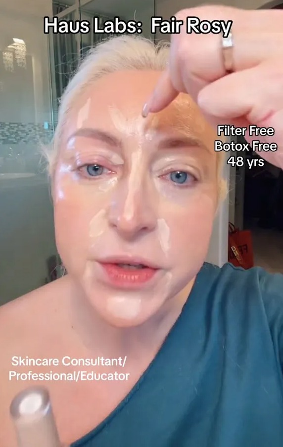 Natasha a déclaré que le correcteur Haus Labs hydrate sa peau sèche et ne se froisse pas