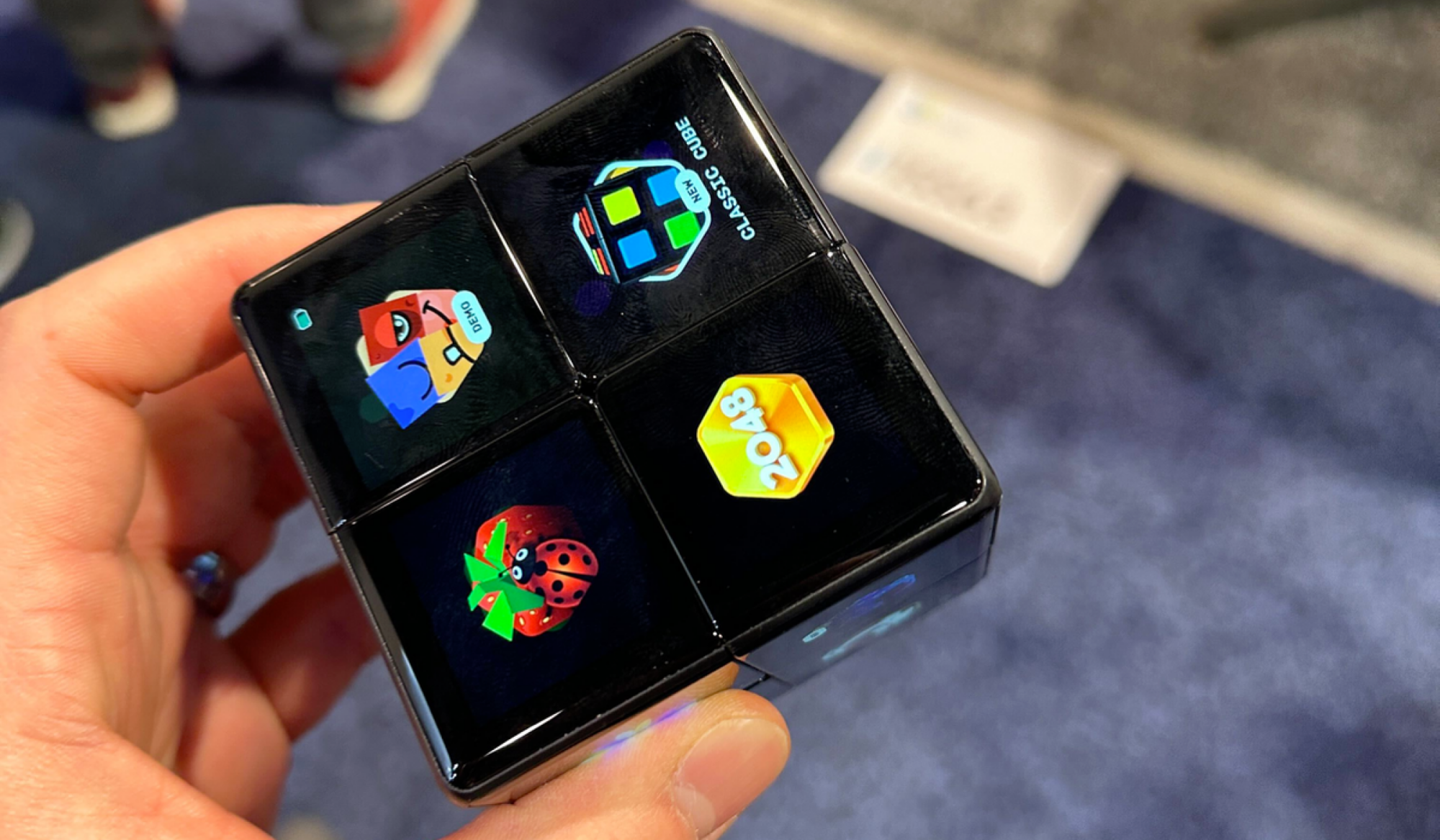 WowCube, qui ressemble à un Rubik's Cube avec quatre écrans de chaque côté, en main au CES 2024.