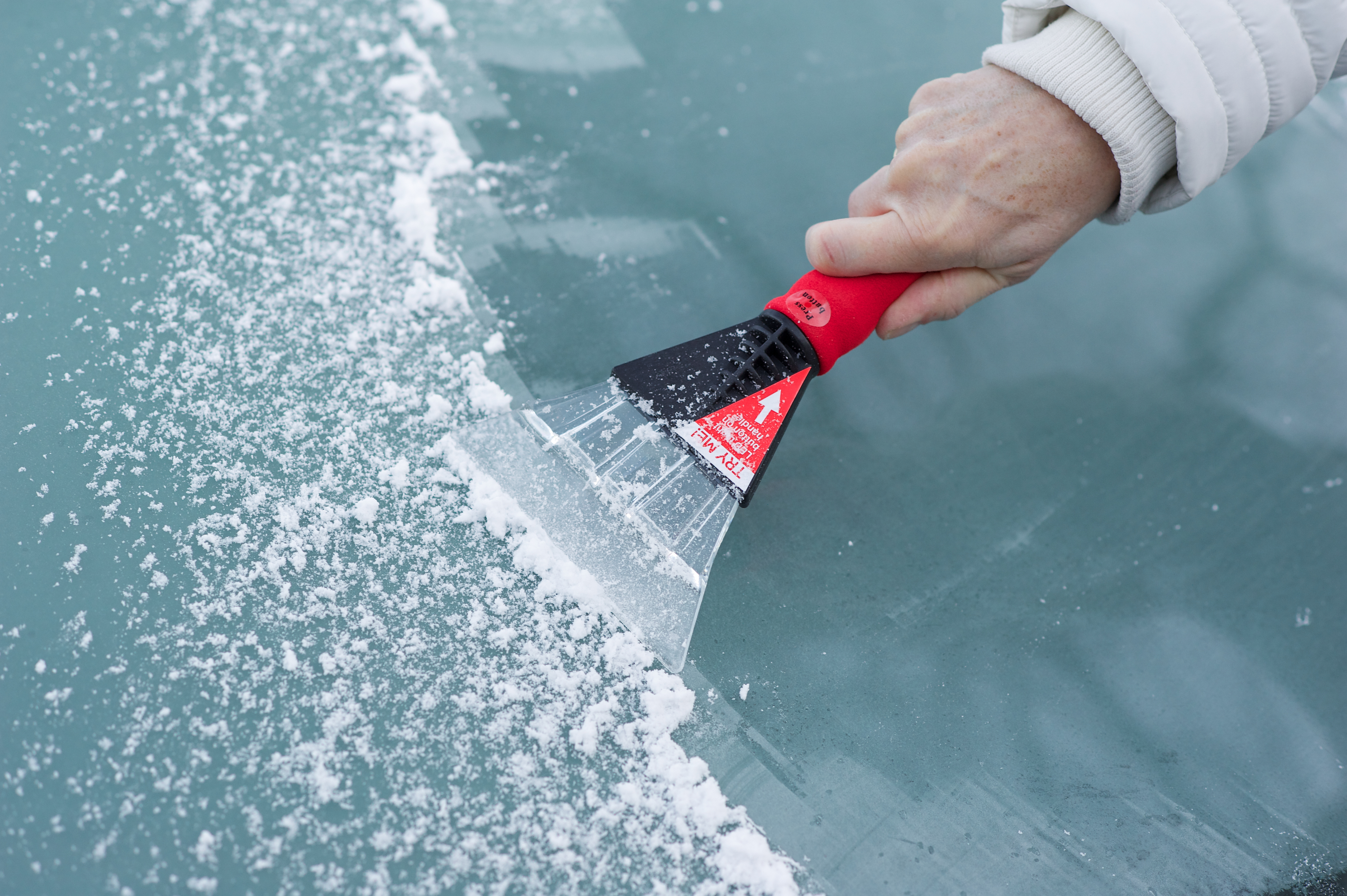 Les experts recommandent d'emporter un dégivrant et un grattoir à glace
