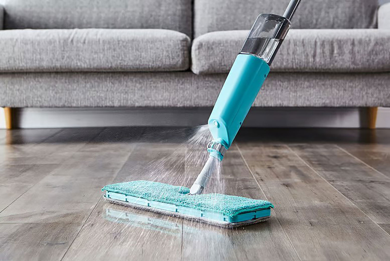 Il se vaporise sur un tampon en microfibre pour nettoyer efficacement vos sols.