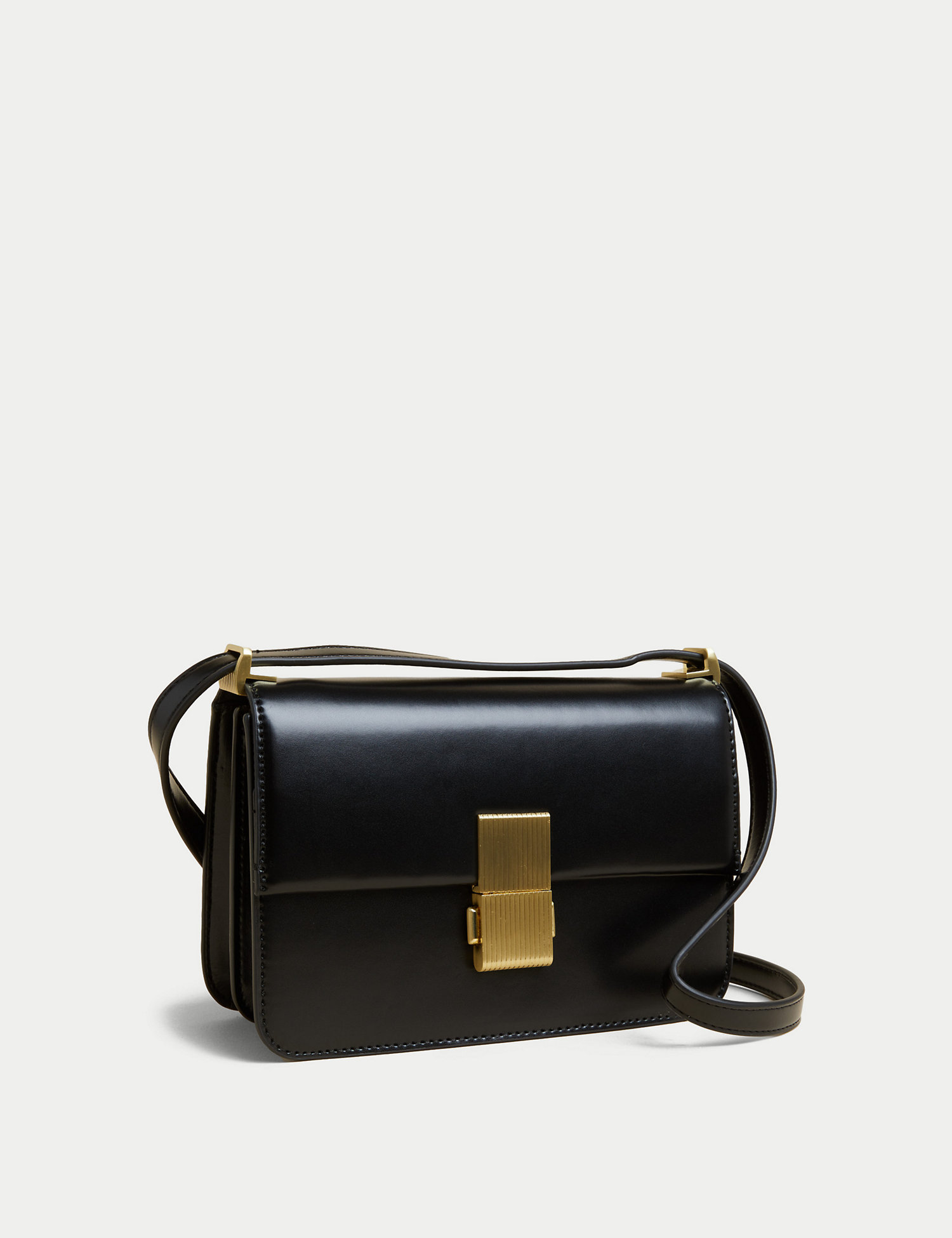 Ce sac à bandoulière intelligent coûte 35 £ chez Marks and Spencer