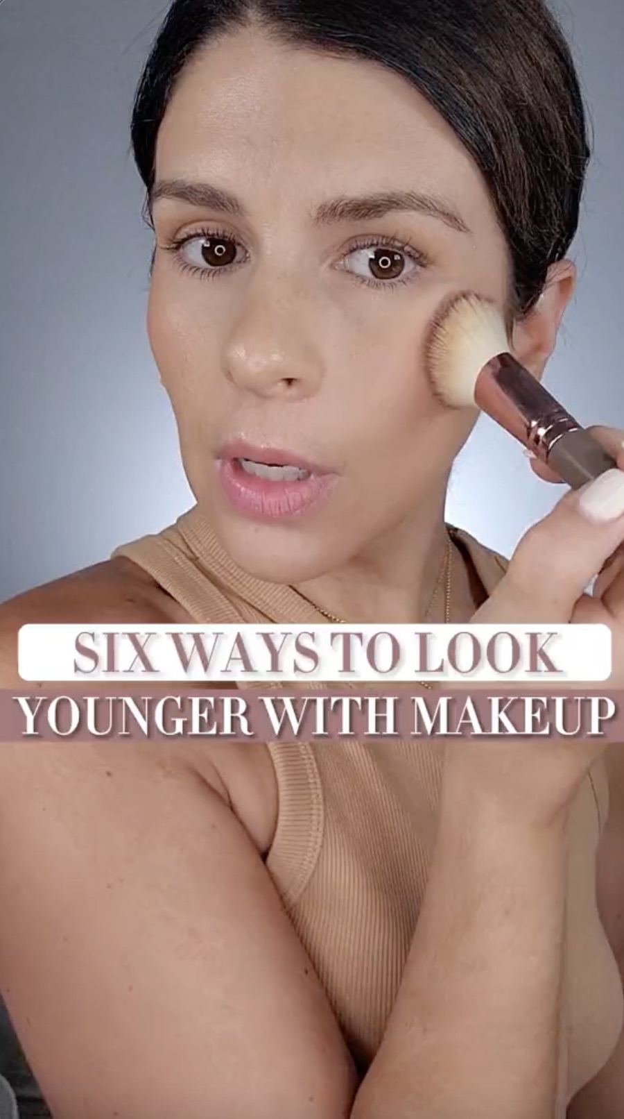 Elle a amélioré son côté glamour avec une crème bronzante - pas de rayons nocifs pour ce gourou de la beauté.