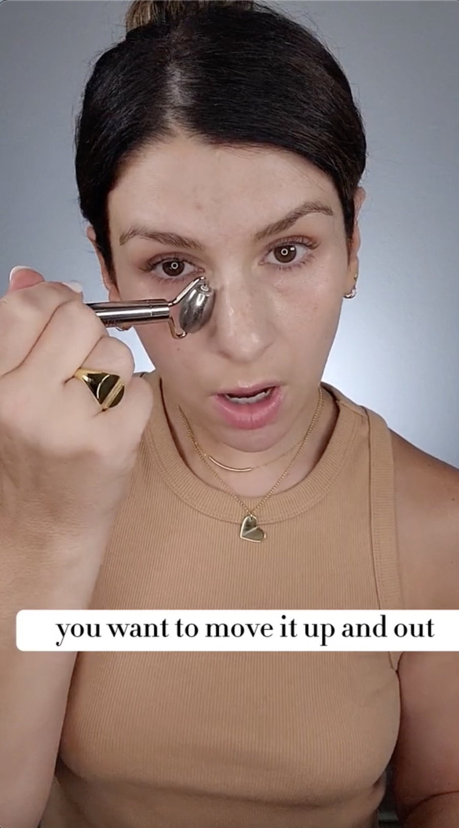 La maquilleuse professionnelle a démontré comment appliquer une crème pour les yeux sous les yeux aide à éliminer toute accumulation.