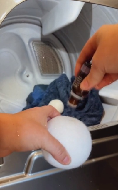 Ensuite, elle a séché les serviettes avec des boules de laine trempées dans des huiles essentielles.