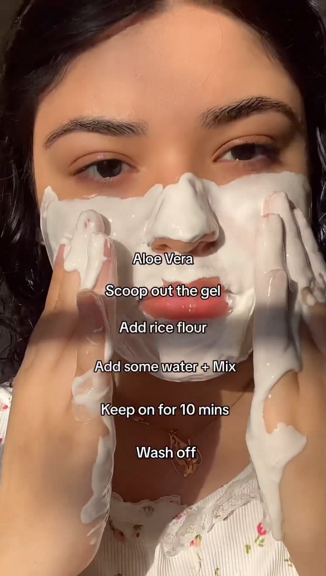 Sa préparation de soin de la peau a pris quelques secondes et elle l'a ensuite appliquée sur son visage pendant 10 minutes.