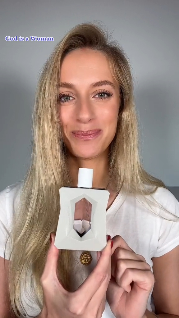 Elle a recommandé God is a Woman d'Ariana Grande à ceux qui appréciaient les notes de poire.