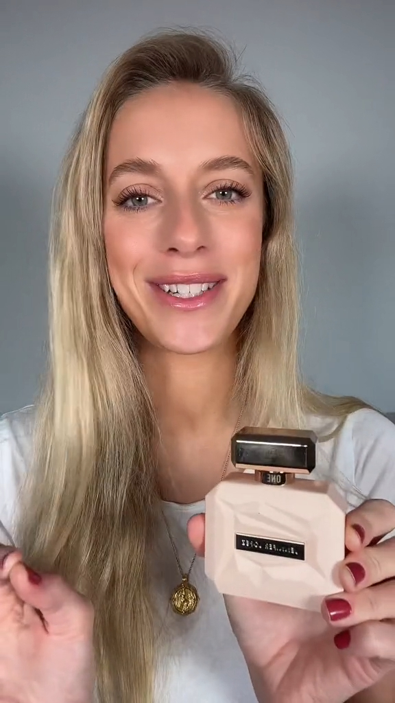 Pour ceux qui veulent sentir cher à bas prix, elle a recommandé un dupe pour le Santal 33 du Labo.