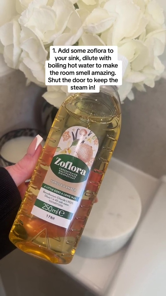 Tout d’abord, Millie Sampson recommande d’utiliser Zoflora, dilué avec de l’eau bouillante, dans votre évier.