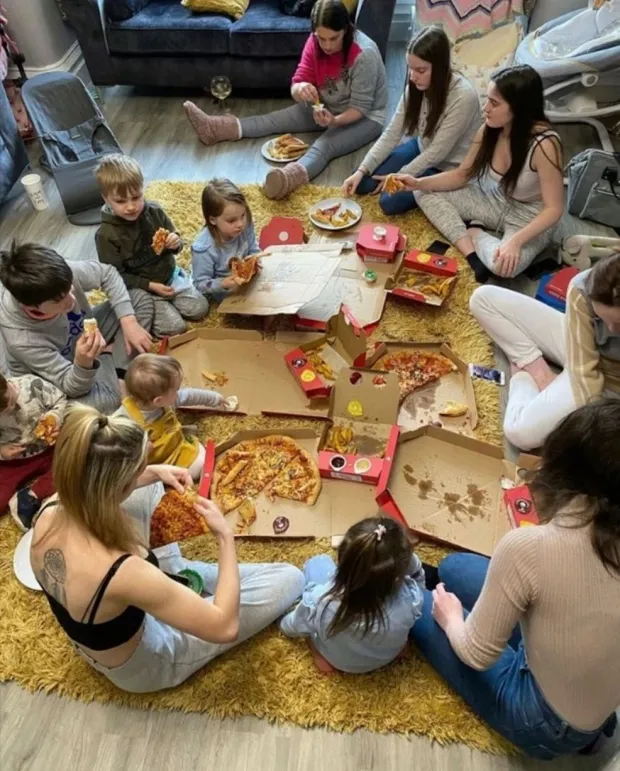 La soirée pizza dans la maison Radford n’est pas non plus une mince affaire