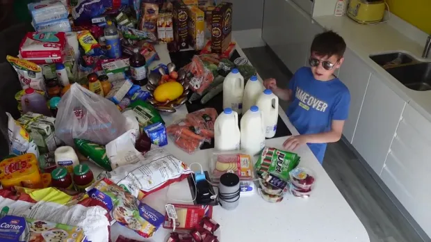 Sue a expliqué que leur facture alimentaire hebdomadaire s'élève désormais à 400 £.