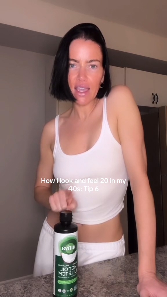 Kera a révélé qu'elle ajoutait de l'huile Nutiva MCT à son café et l'utilisait comme vinaigrette