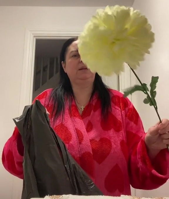 Elle a rempli un sac noir de sel de table, puis a mis la fleur dedans, la tête la première.