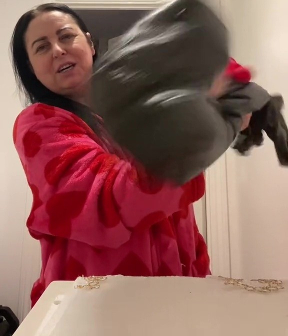 Elle a alors commencé à secouer vigoureusement le sac contenant la fleur à l'intérieur.