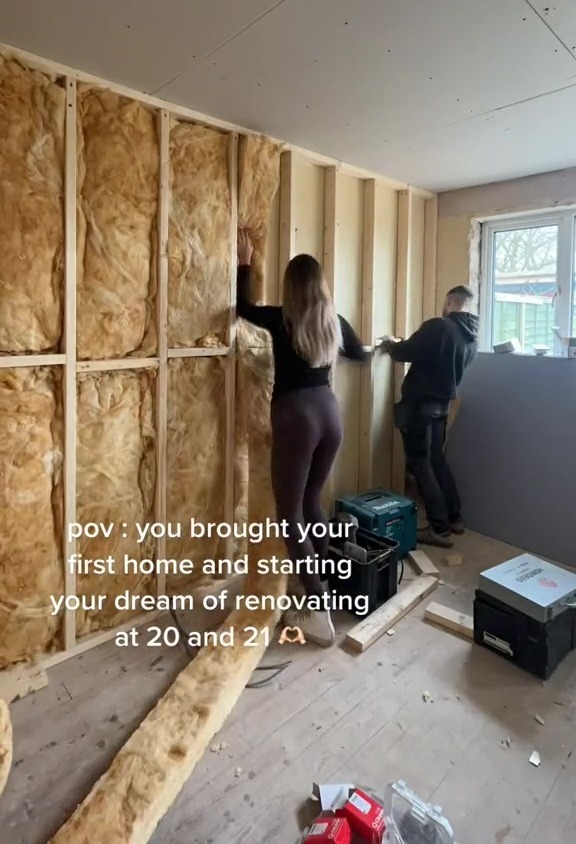 Hannah a expliqué qu'elle et Charlie vivaient chez ses parents, afin qu'ils puissent économiser de l'argent pour acheter et rénover leur première maison.