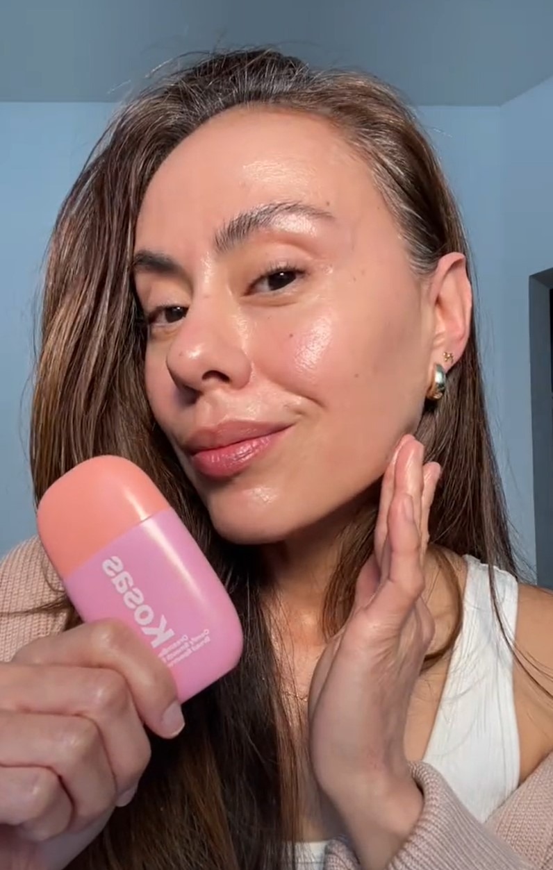 Elle ne jure que par la crème solaire minérale Kosas DreamBeam SPF 40