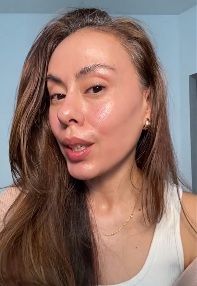 Elle a dit que le produit se pose également parfaitement sous le maquillage comme base.