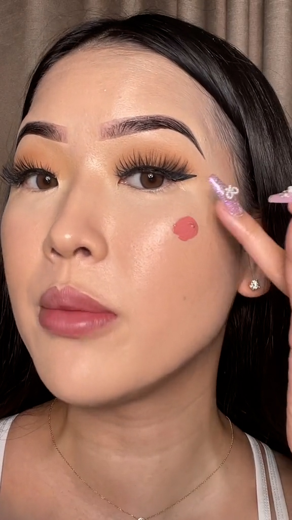 Pour 1,25 $, son blush trouvé était identique à un produit beaucoup plus cher.