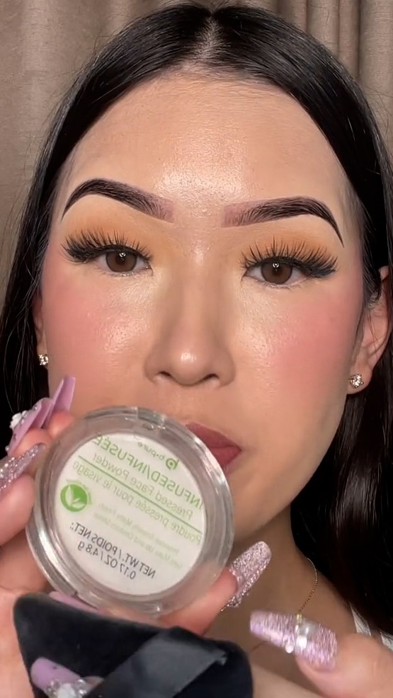 Monica était également obsédée par sa poudre pour le visage infusée qui lissait parfaitement sa peau.
