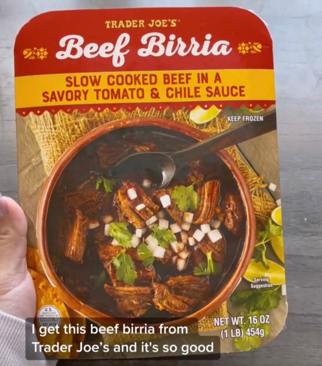 Elle a utilisé le birria de bœuf de Trader Joe's, qui coûte généralement 7,99 $, pour préparer son repas adapté à la perte de poids.