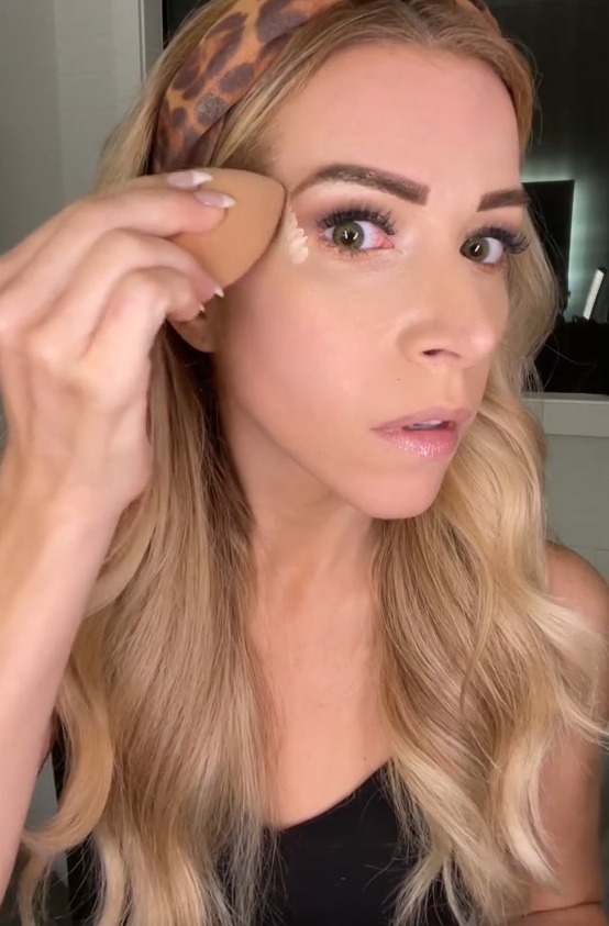 Elle s'est donné un lifting instantané des yeux en utilisant un correcteur dans un mouvement ascendant des yeux - aucune intervention chirurgicale n'est nécessaire.