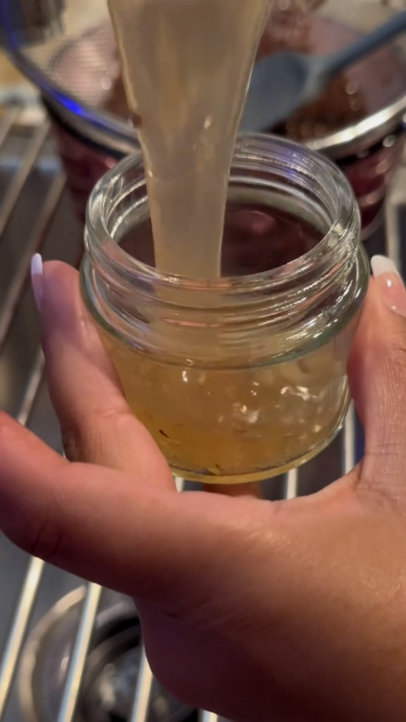 Tout ce qu'Elena avait à faire ensuite était de mettre sa puissante potion en bouteille.