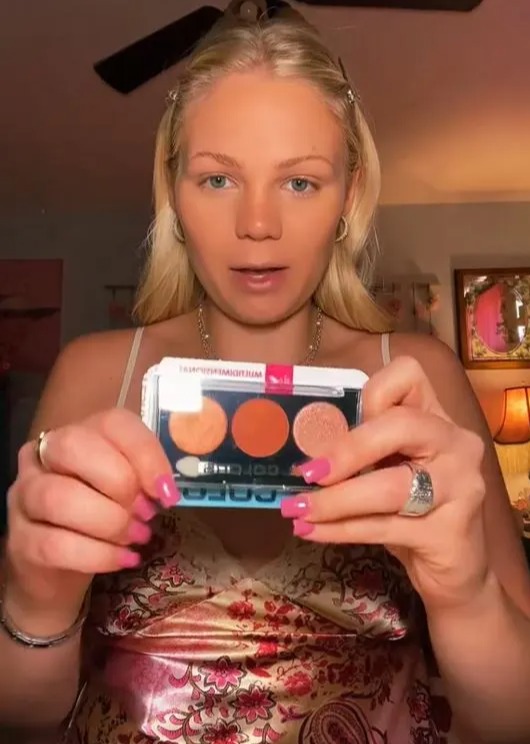 Chaque produit coûte au professionnel du maquillage 1,25 $ ou moins