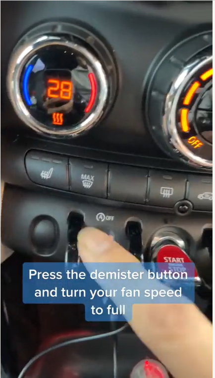 L'astuce consiste à appuyer sur le bouton anti-buée et à augmenter la vitesse du ventilateur au maximum.