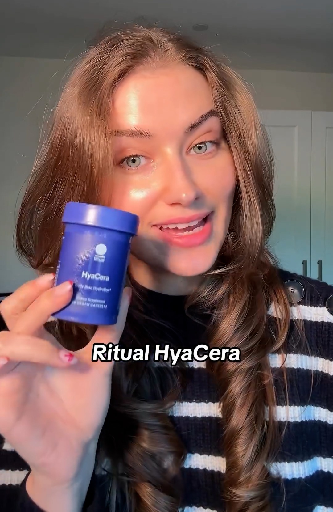 Elle a pris des vitamines rituelles pour s'hydrater de l'intérieur.