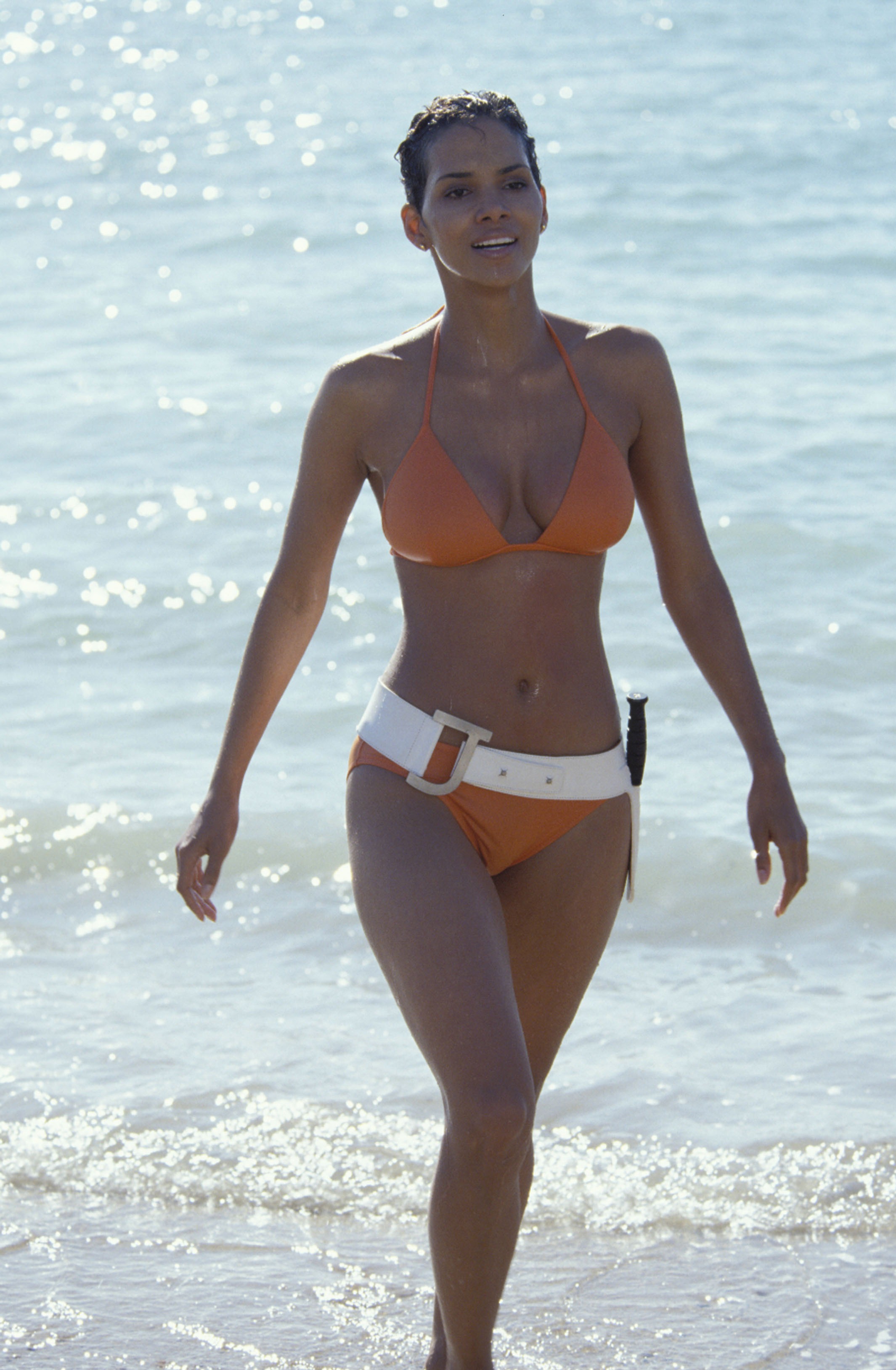 Halle Berry était une Bond girl explosive, volant la vedette dans son bikini ceinturé