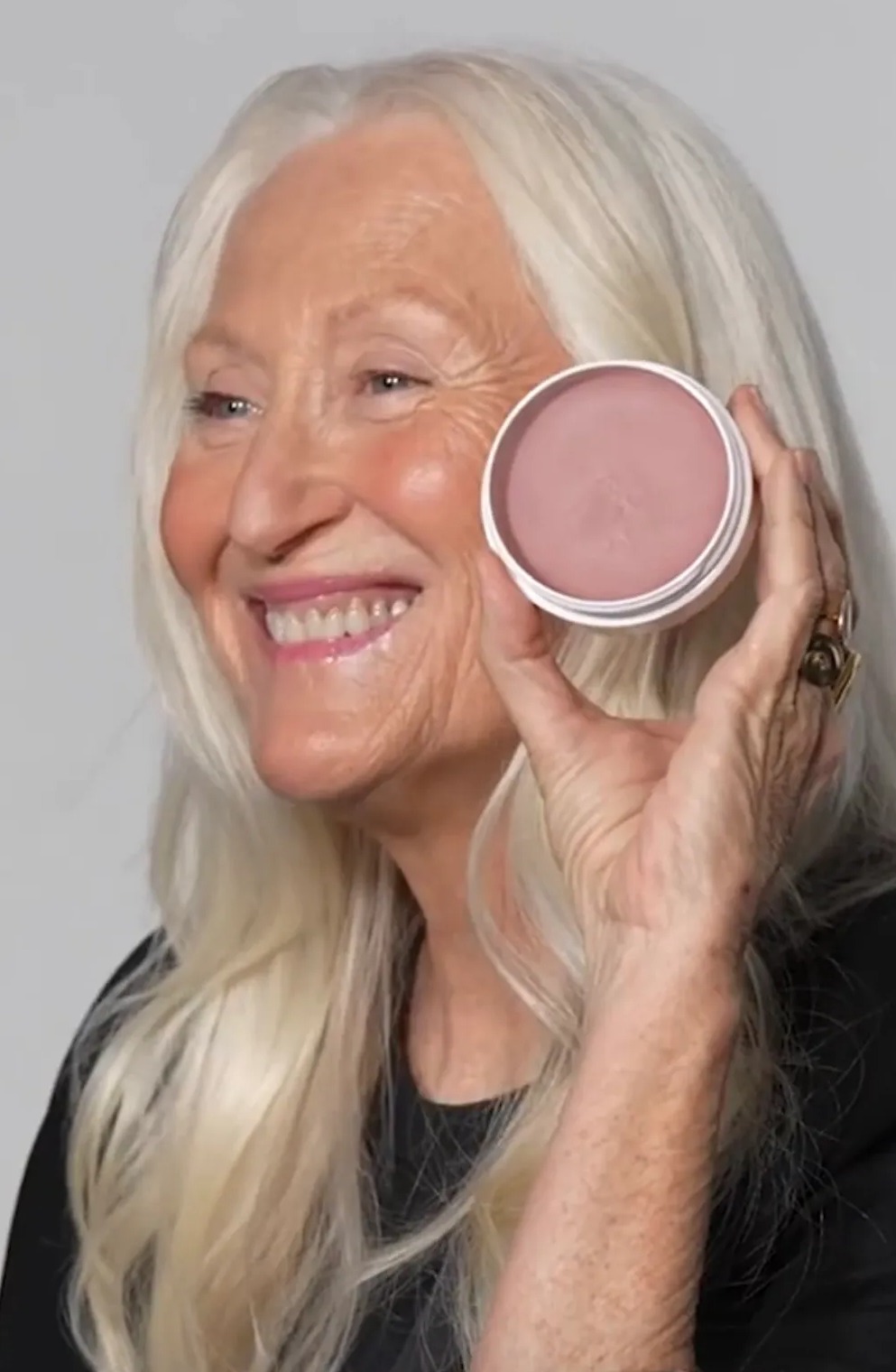 Bobbi recommande Miracle Balm pour ajouter de l'humidité et de la couleur à la peau